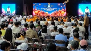 Gibran-Menko Polkam Hadiri Dharmasanti Waisak di Candi Borobudur