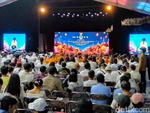 Gibran-Menko Polkam Hadiri Dharmasanti Waisak di Candi Borobudur