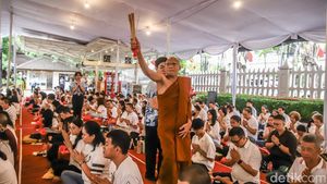 Khidmat Waisak di Jakarta, Umat Buddha Berdoa untuk Kedamaian