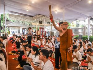 Khidmat Waisak di Jakarta, Umat Buddha Berdoa untuk Kedamaian
