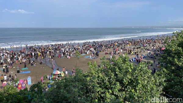 Potret Laut Manusia di Pangandaran Pekan Ini