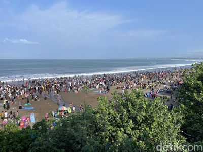 Potret Laut Manusia di Pangandaran Pekan Ini