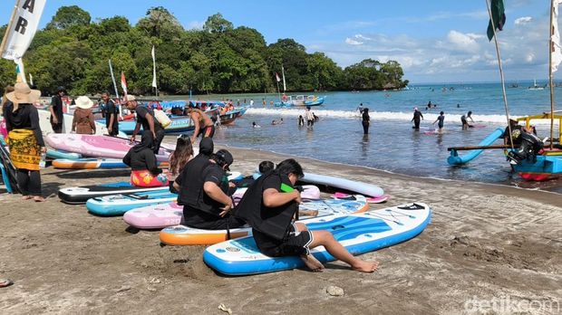 Long Weekend & Rayakan Persib Juara, Pangandaran Jadi Lautan Manusia