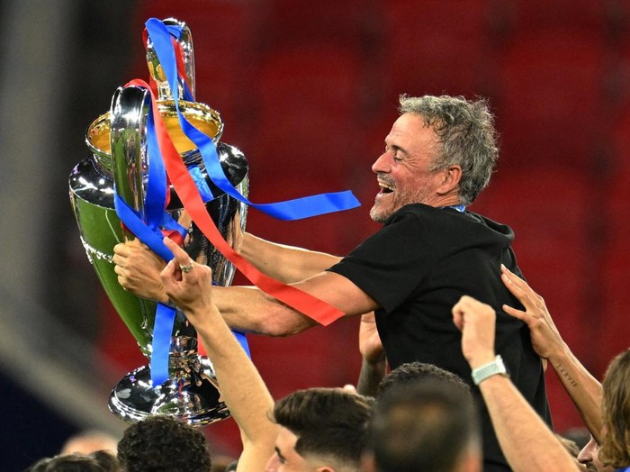 Soccer Football - UEFA Champions League - Final - Paris St Germain v Arsenal - Puskas Arena, Budapest, Hungary - May 30, 2026 Paris St Germain coach Luis Enrique celebrates with the trophy after winning the UEFA Champions League REUTERS/Angelika Warm