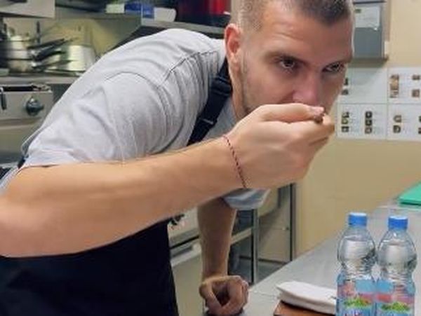 Keren! Kiper Timnas Maarten Paes Ternyata Jago Masak Nasi Goreng