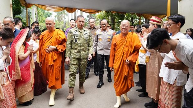 Menengok perayaan waisak di Wihara Ekayana Arama, Jakarta Barat, yang dihadiri oleh Menteri Agama, Kapolda Metro Jaya, dan Pangdam Jaya.