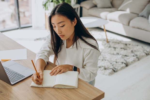 Lagom adalah kebiasaan pagi ala Nordik yang menekankan hidup seimbang dengan fokus pada tugas paling penting saja. Kebiasaan ini membantu mengurangi rasa kewalahan, menjaga energi tetap stabil, dan membuat kamu lebih sadar akan prioritas tanpa memaksakan semua hal sekaligus.