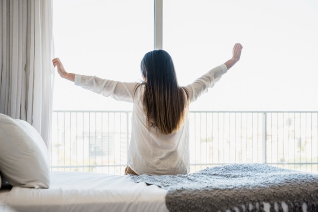 Morgonljus adalah kebiasaan pagi ala Nordik untuk menikmati cahaya matahari tanpa langsung memakai ponsel, agar tubuh bertransisi lebih alami dari tidur ke aktivitas. Kebiasaan ini membantu mengurangi stres digital, mengatur ritme sirkadian, dan membuat energi serta suasana hati lebih stabil sepanjang hari.