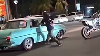 Heboh WNA Bermobil Baku Hantam dengan Pemotor di Bali, Diduga Nyaris Senggolan