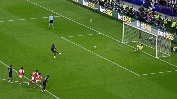 Soccer Football - UEFA Champions League - Final - Paris St Germain v Arsenal - Puskas Arena, Budapest, Hungary - May 30, 2026 Paris St Germain's Ousmane Dembele scores their first goal from the penalty spot REUTERS/Marton Monus