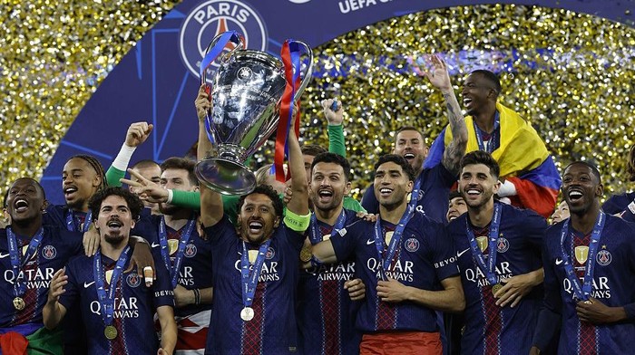 Para pemain PSG merayakan gelar juara Liga Champions musim ini.