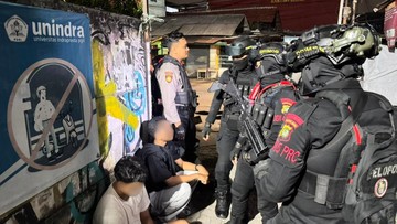 Patroli Polisi Amankan 7 Remaja Bawa Sajam di Pasar Rebo Jaktim