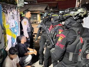 Patroli Polisi Amankan 7 Remaja Bawa Sajam di Pasar Rebo Jaktim