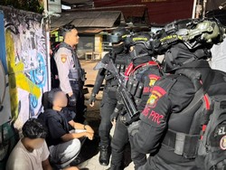Patroli Polisi Amankan 7 Remaja Bawa Sajam di Pasar Rebo Jaktim