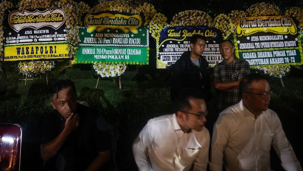 Sejumlah keluarga dan kerabat melayat ke rumah duka Jend TNI (Purn) Ryamizard Ryacudu di Puri Wira Bhakti, Cikeas, Kabupaten Bogor, Jawa Barat, Minggu (31/5/2026). Mantan KSAD dan Menteri Pertahanan Ryamizard Ryacudu wafat pada usia 76 tahun, dan akan dimakamkan di Taman Makam Pahlawan Kalibata pada Senin (1/6/2026). ANTARA FOTO/Darryl Ramadhan/foc.