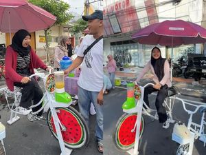 Kreatif! Penjual Ini Tawarkan Segarnya Jus Buah Sambil Gowes Sepeda