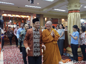 Dari Waisak di Jakarta, Menag Ajak Umat Menebar Kedamaian dan Menjinakkan Ego