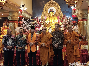 Video Momen Khidmat Ribuan Umat Buddhis Rayakan Trisuci Waisak di Jakbar