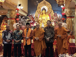 Khusyuknya Perayaan Waisak di Wihara Ekayana Arama Jakarta
