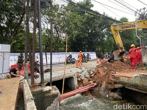 Siang Malam Perbaikan Jalan Amblas di Lenteng Agung