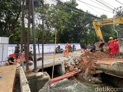 Siang Malam Perbaikan Jalan Amblas di Lenteng Agung