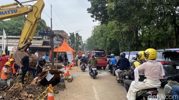 Perbaikan Jalan Amblas di Lenteng Agung 70%, Nanti Malam Bakal Dicor