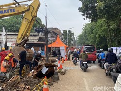 Perbaikan Jalan Amblas di Lenteng Agung 70%, Nanti Malam Bakal Dicor