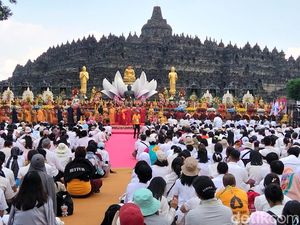 Khidmatnya Detik-detik Waisak di Candi Borobudur