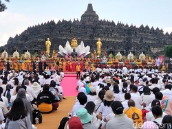 Khidmatnya Detik-detik Waisak di Candi Borobudur