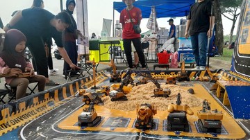 Saat Bahlil dan Para Bapak Rindu Sensasi Mengendalikan Alat Berat