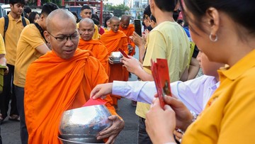 Pindapata Waisak, Jejak Kebajikan di Jalanan Makassar