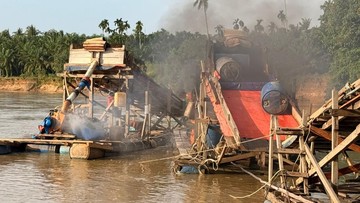 Respons Keluhan Emak-emak, Polisi Musnahkan 5 Rakit PETI di Sungai Kuantan