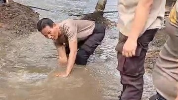 Cegah Banjir, Polres OKU Turun Tangan Benahi Drainase dan Alur Sungai