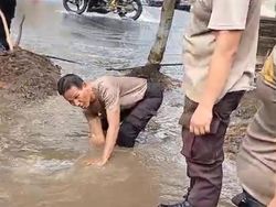 Cegah Banjir, Polres OKU Turun Tangan Benahi Drainase dan Alur Sungai