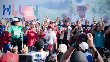 Lansia Bernyanyi Bersama Gubernur NTT di Puncak HLUN 2026