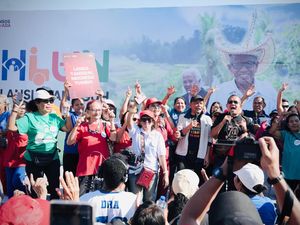 Lansia Bernyanyi Bersama Gubernur NTT di Puncak HLUN 2026
