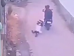 Detik-detik Siswi SMP di Makassar Terseret Motor Saat Dijambret