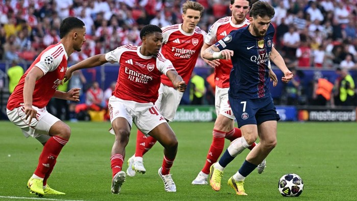 Khvicha Kvaratskhelia (kanan) dikawal empat pemain Arsenal.