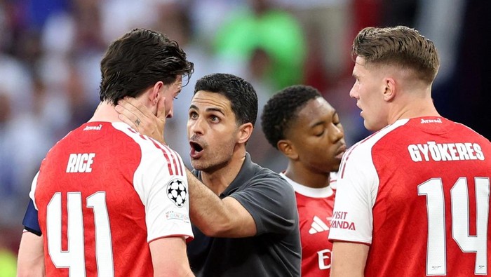 Soccer Football - UEFA Champions League - Final - Paris St Germain v Arsenal - Puskas Arena, Budapest, Hungary - May 30, 2026 Arsenal manager Mikel Arteta speaks with Declan Rice during a break in play REUTERS/Andrew Boyers