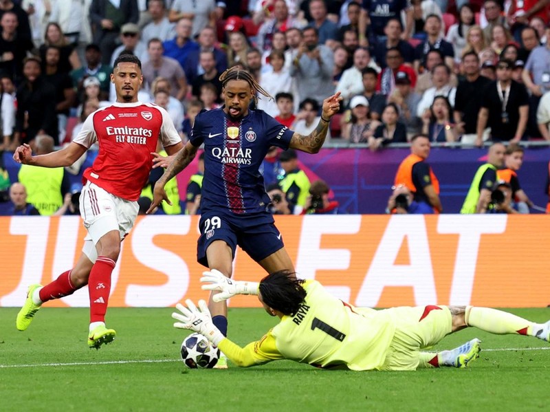 Soccer Football - UEFA Champions League - Final - Paris St Germain v Arsenal - Puskas Arena, Budapest, Hungary - May 30, 2026 Paris St Germain's Bradley Barcola in action with Arsenal's David Raya REUTERS/Phil Noble