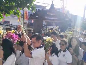 Ribuan Umat Buddha Palembang Kelilingi Vihara Saat Perayaan Waisak