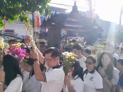 Ribuan Umat Buddha Palembang Kelilingi Vihara Saat Perayaan Waisak