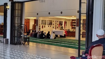 Jenazah Eks Menhan Ryamizard Ryacudu Tiba di Rumah Duka, Pelayat Berdatangan