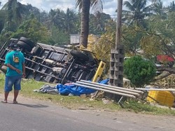 Truk Penuh Muatan Ikan Terguling di JLS Pantai Gemah Tulungagung