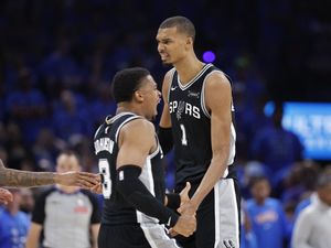 Singkirkan Juara Bertahan OKC, Spurs Hadapi Knicks di Final NBA 2026