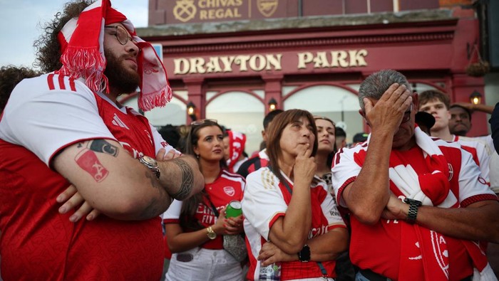 Soccer Football - UEFA Champions League - Arsenal fans in London watch the Final - Emirates Stadium, London, Britain - May 30, 2026 Arsenal fans react as they watch the match close to the stadium REUTERS/Isabel Infantes