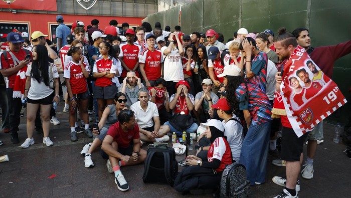 Soccer Football - UEFA Champions League - Arsenal fans in London watch the Final - Emirates Stadium, London, Britain - May 30, 2026 Arsenal fans react during the penalty shoot-out outside the stadium Action Images via Reuters/Peter Cziborra