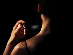 Kata Dokter Onkologi soal Semprot Parfum di Leher dan Risiko Kanker Tiroid