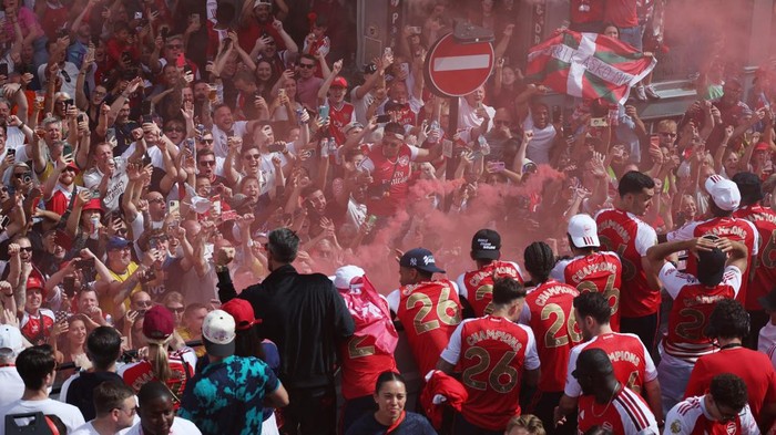 Soccer Football - Premier League - Arsenal Victory Parade - London, Britain - May 31, 2026 Arsenal players celebrate with fans during the victory parade REUTERS/Isabel Infantes
