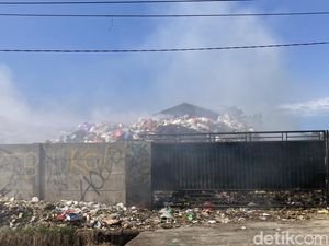 Sampah di TPST Tojan Dibiarkan Menyala, Pemdes Klaim Residu Terbakar Sendiri